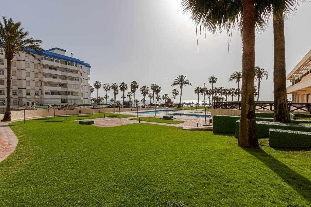 797 Holiday Rentals- Apartamento En Aloha Playa Frente Al Mar เบนัลมาเดนา ภายนอก รูปภาพ
