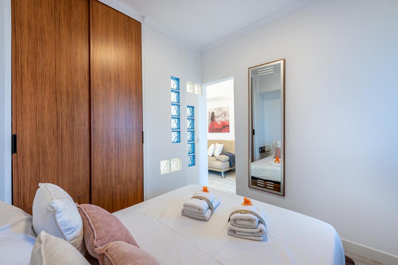 797 Holiday Rentals- Apartamento En Aloha Playa Frente Al Mar เบนัลมาเดนา ภายนอก รูปภาพ